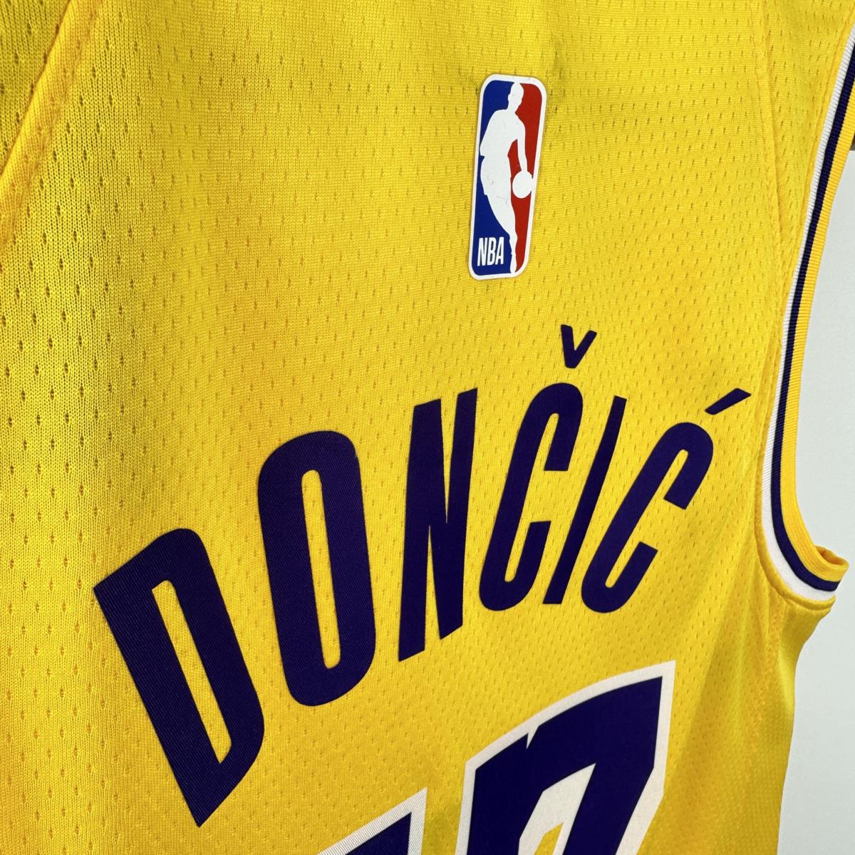 NBA Los Angeles Lakers Dončić#77 2025 Gold Association Edition Swingman Jersey S-XXL