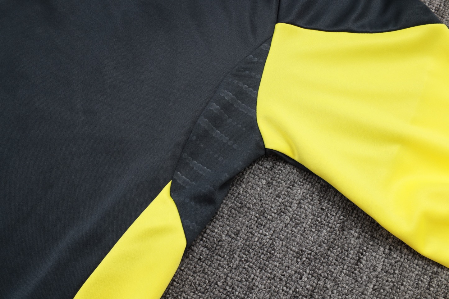 202526 Real Madrid Dark gray yellow Long-sleeved half-pull training kit Football team kit