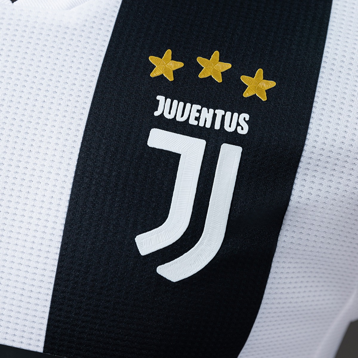 Retro Juventus 2018/19 Home jersey Player Version