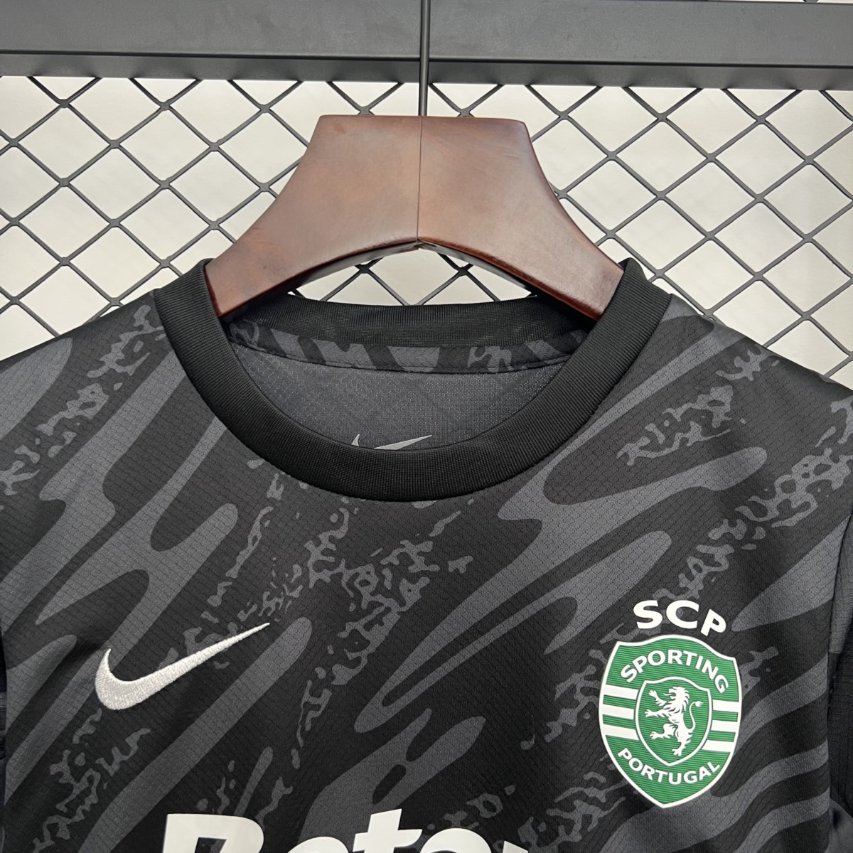 2025/26 Sporting Lisbon Goalkeeper Black jersey kids Kits size: 16-28