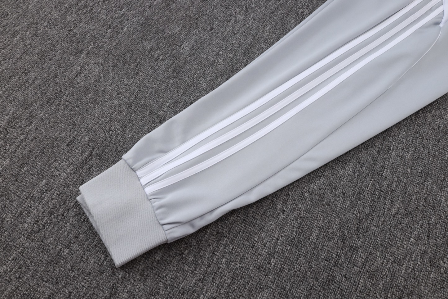 2025/26 Real Madrid off-white gray Jacket Training Suit Set Football Team Shirt Sports Fashion