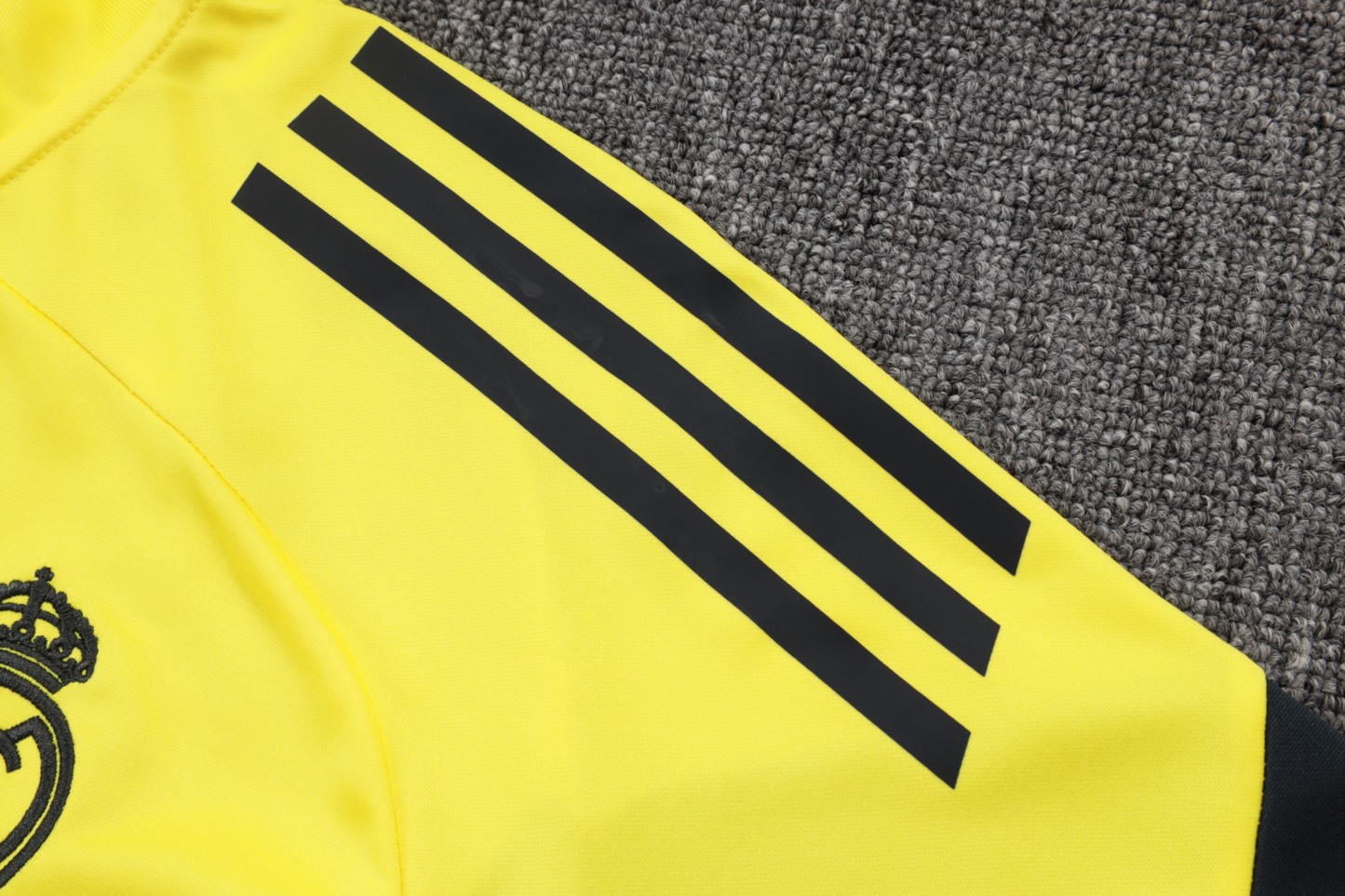 202526 Real Madrid yellow-black Long-sleeved half-pull training kit Football team kit