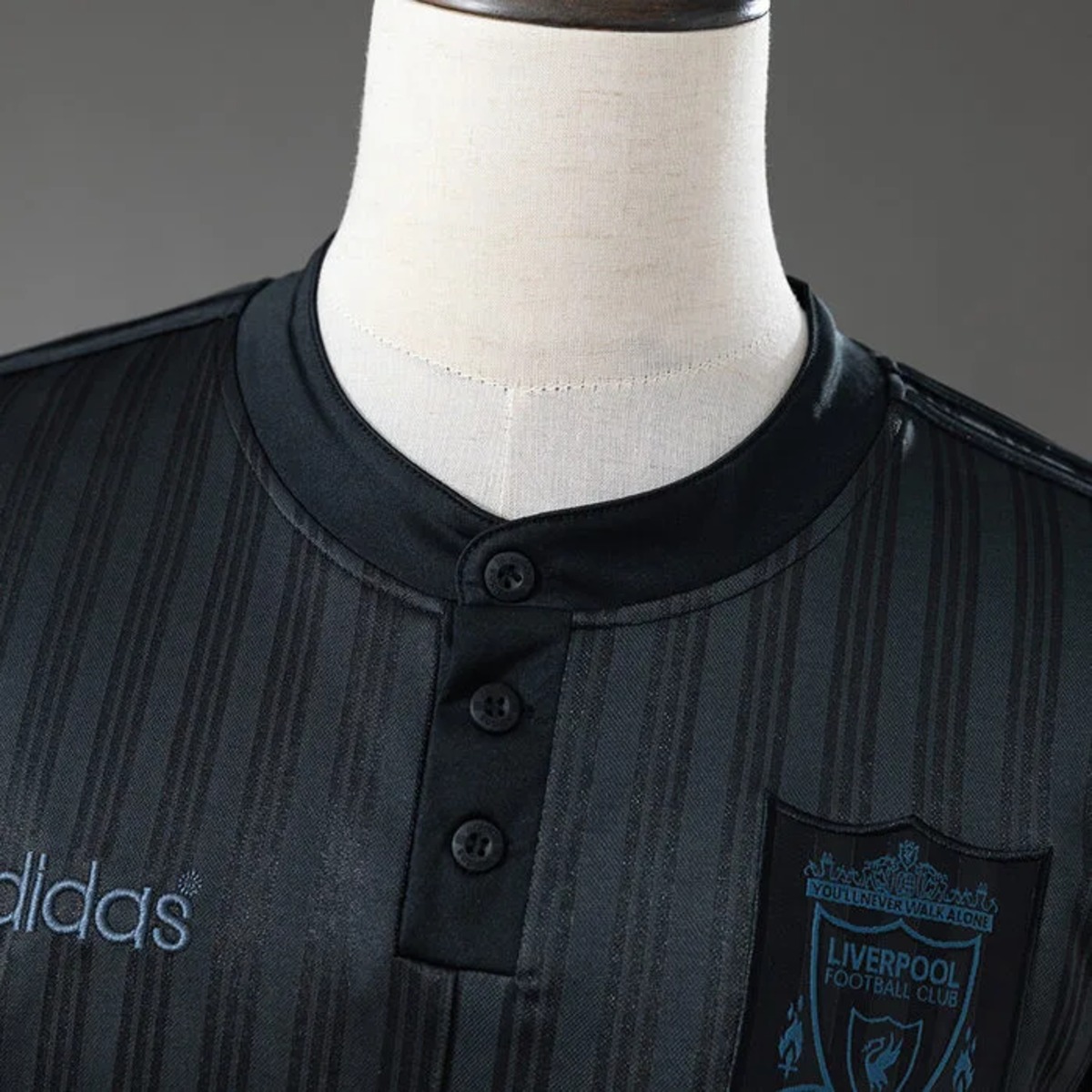 Retro Liverpool 1995 Black Jersey Long Sleeve Fan Version