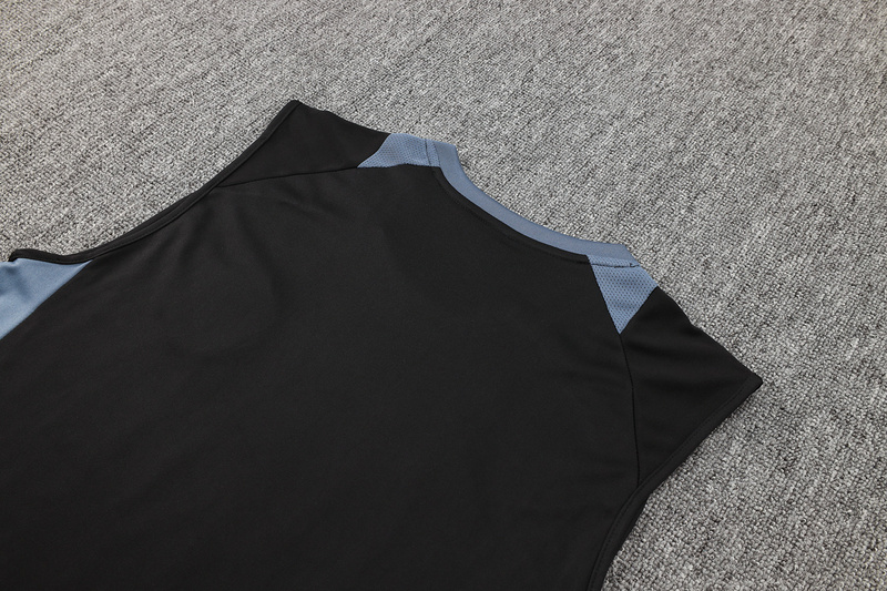 24/25 Manchester United Black Training Set Shirt and Shorts