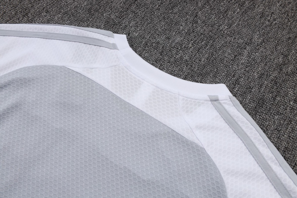 2026 Real Madrid Off-white Training Set Shirt and Shorts