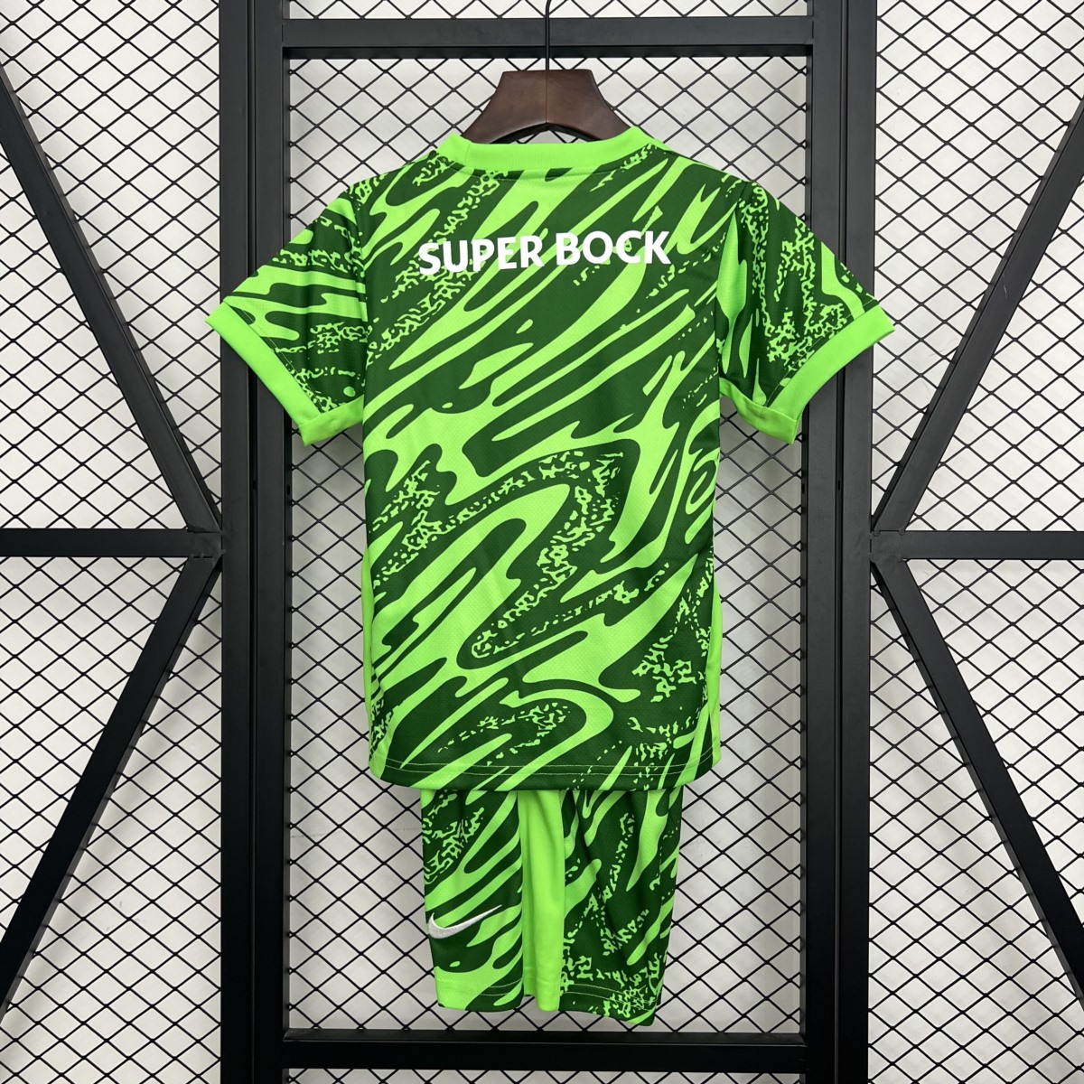 2025/26 Sporting Lisbon Goalkeeper Green jersey kids Kits size: 16-28
