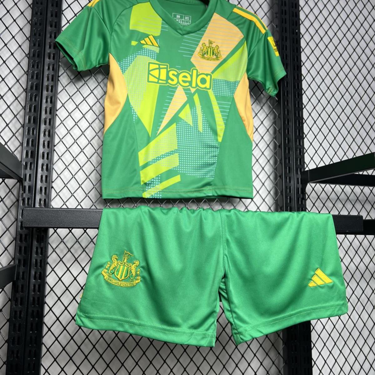 2024/25 Newcastle United Spur Goalkeeper jersey Kid Kits Size 16-28