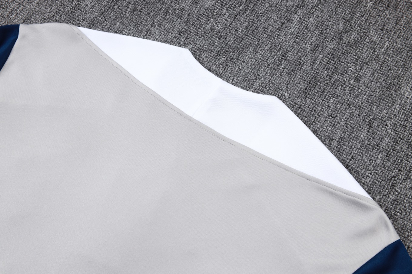 202526 Tottenham Light gray  Long-sleeved half-pull training kit Football team kit
