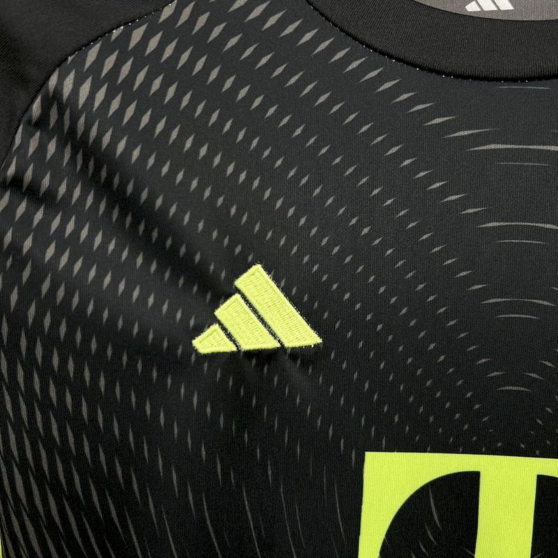 2025/26 Bayern Munich Black Goalkeeper jersey kids Kits size: 16-28