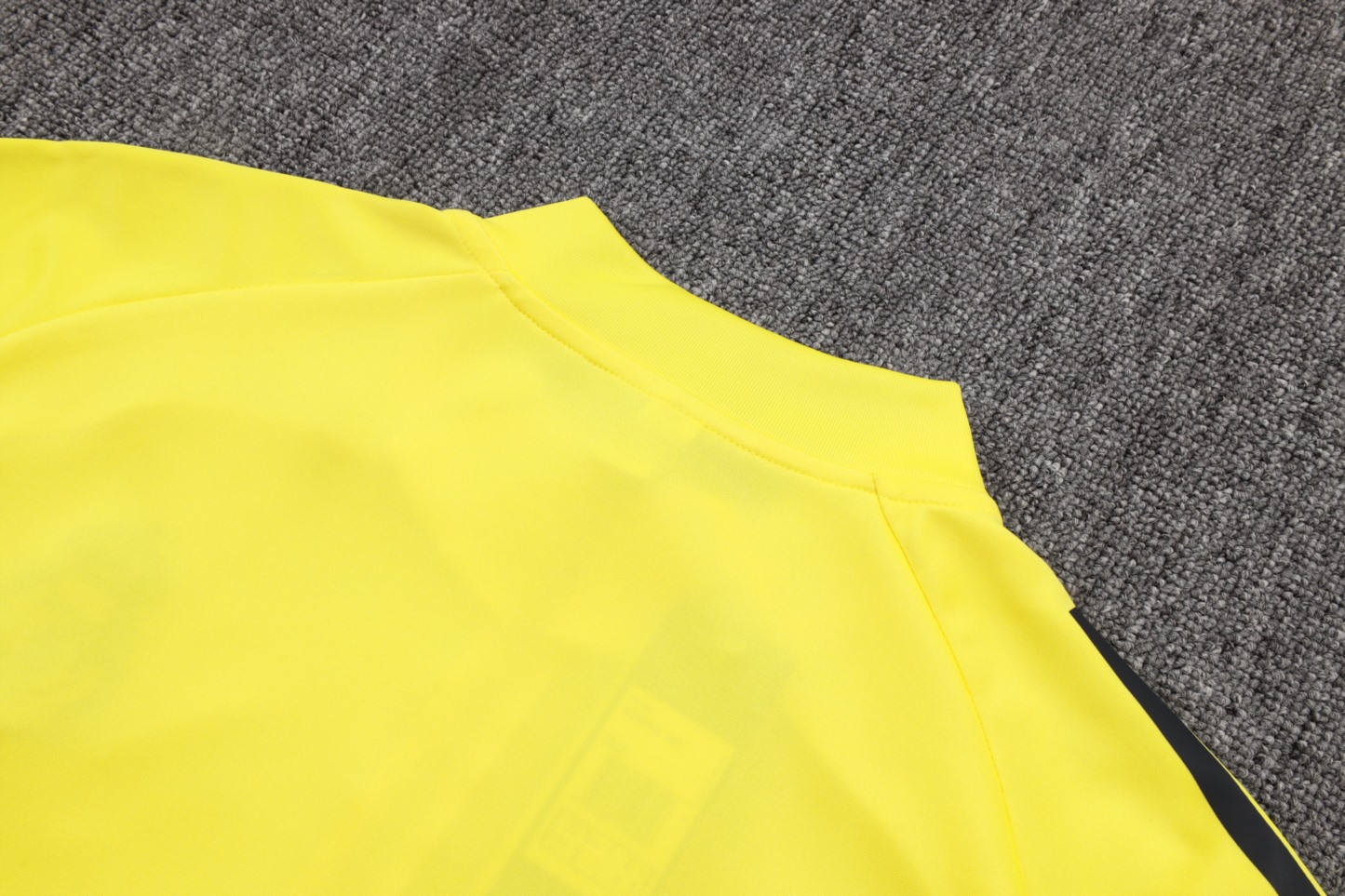 202526 Real Madrid yellow-black Long-sleeved half-pull training kit Football team kit