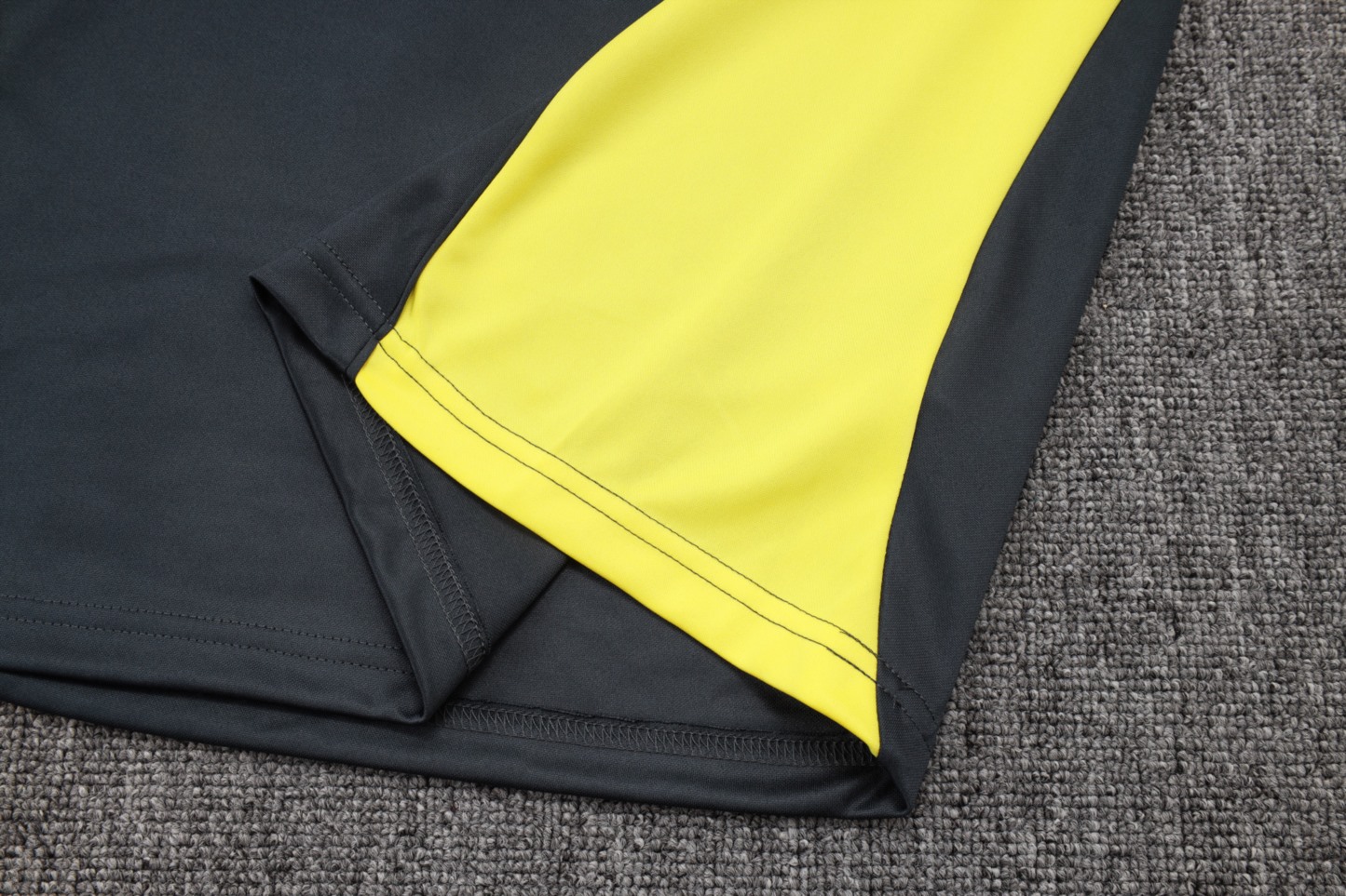202526 Real Madrid Dark gray yellow Long-sleeved half-pull training kit Football team kit