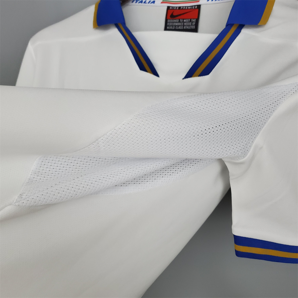 Retro Italy 1996 Away jersey Fan Version