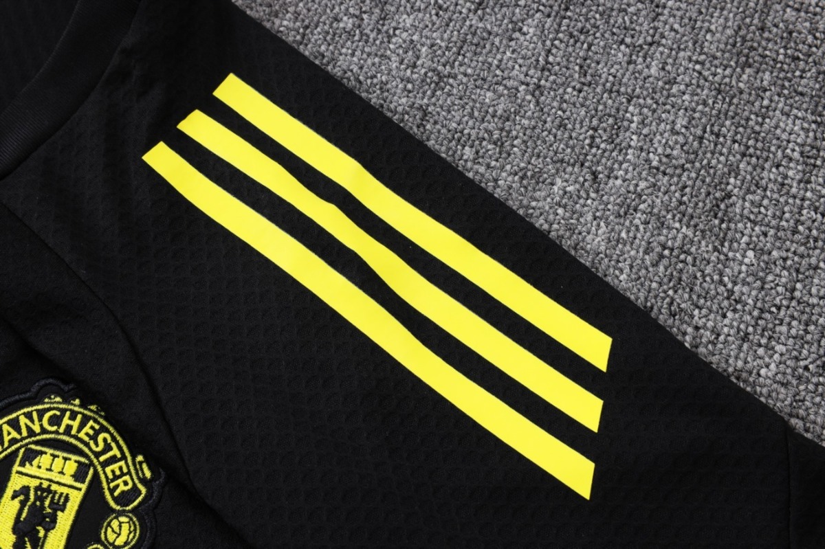 2026 Manchester United Black Training Set Shirt andShorts