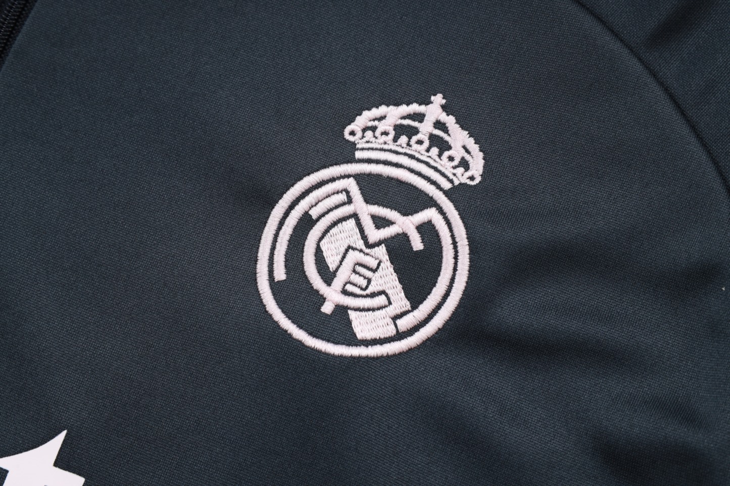 202526 Real Madrid dark gray Long-sleeved half-pull training kit Football team kit