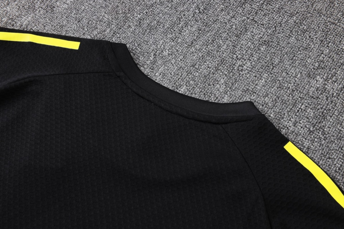 2026 Manchester United Black Training Set Shirt andShorts