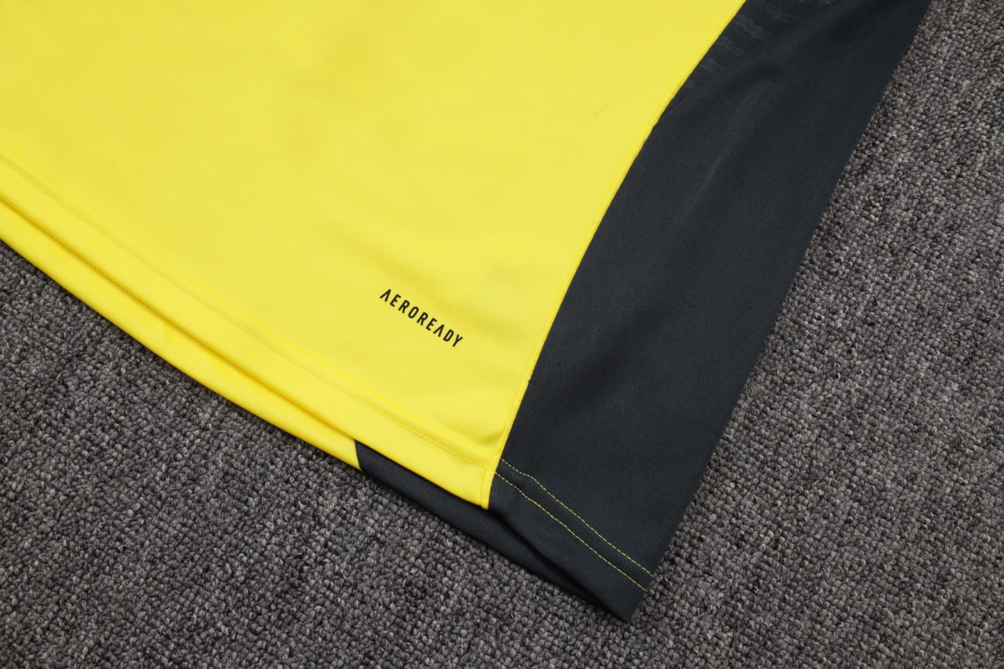 202526 Real Madrid yellow-black Long-sleeved half-pull training kit Football team kit