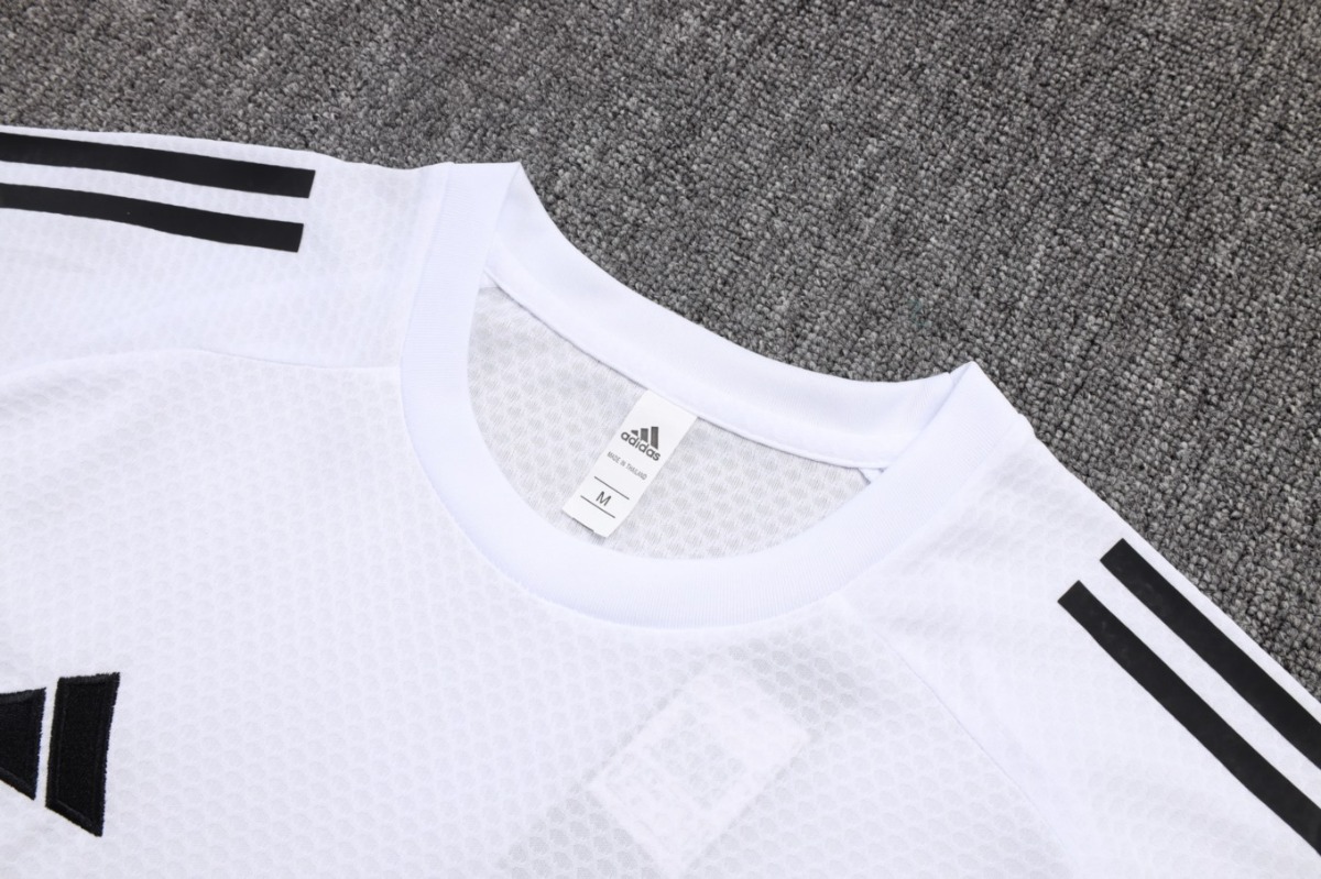 2026 Manchester United White Training Set Shirt andShorts