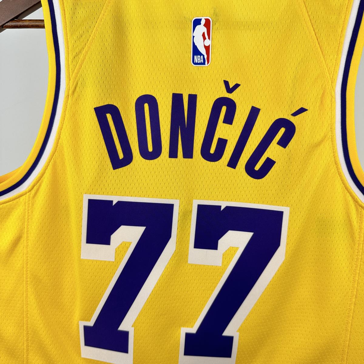 NBA Los Angeles Lakers Dončić#77 2025 Gold Association Edition Swingman Jersey S-XXL