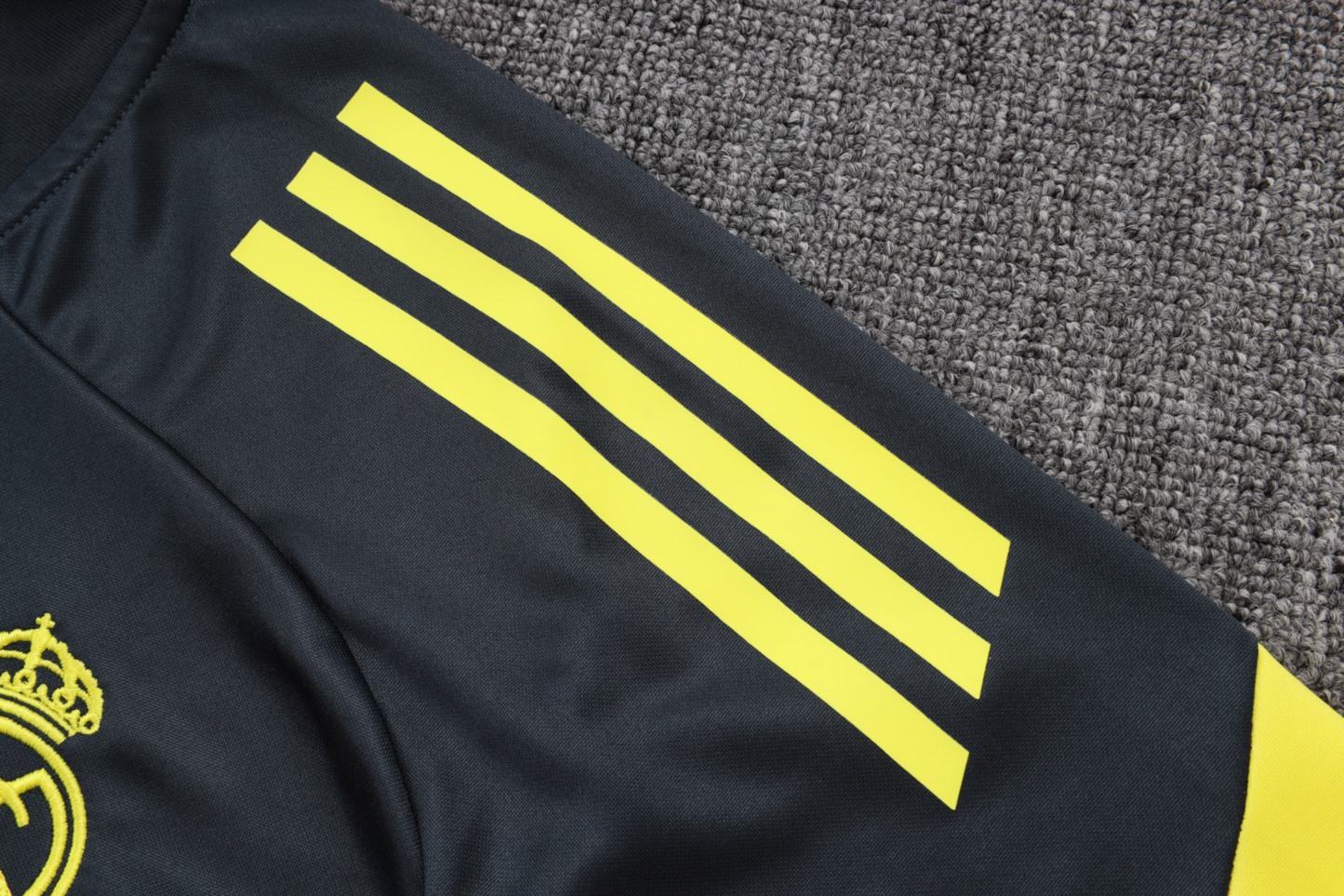 202526 Real Madrid Dark gray yellow Long-sleeved half-pull training kit Football team kit