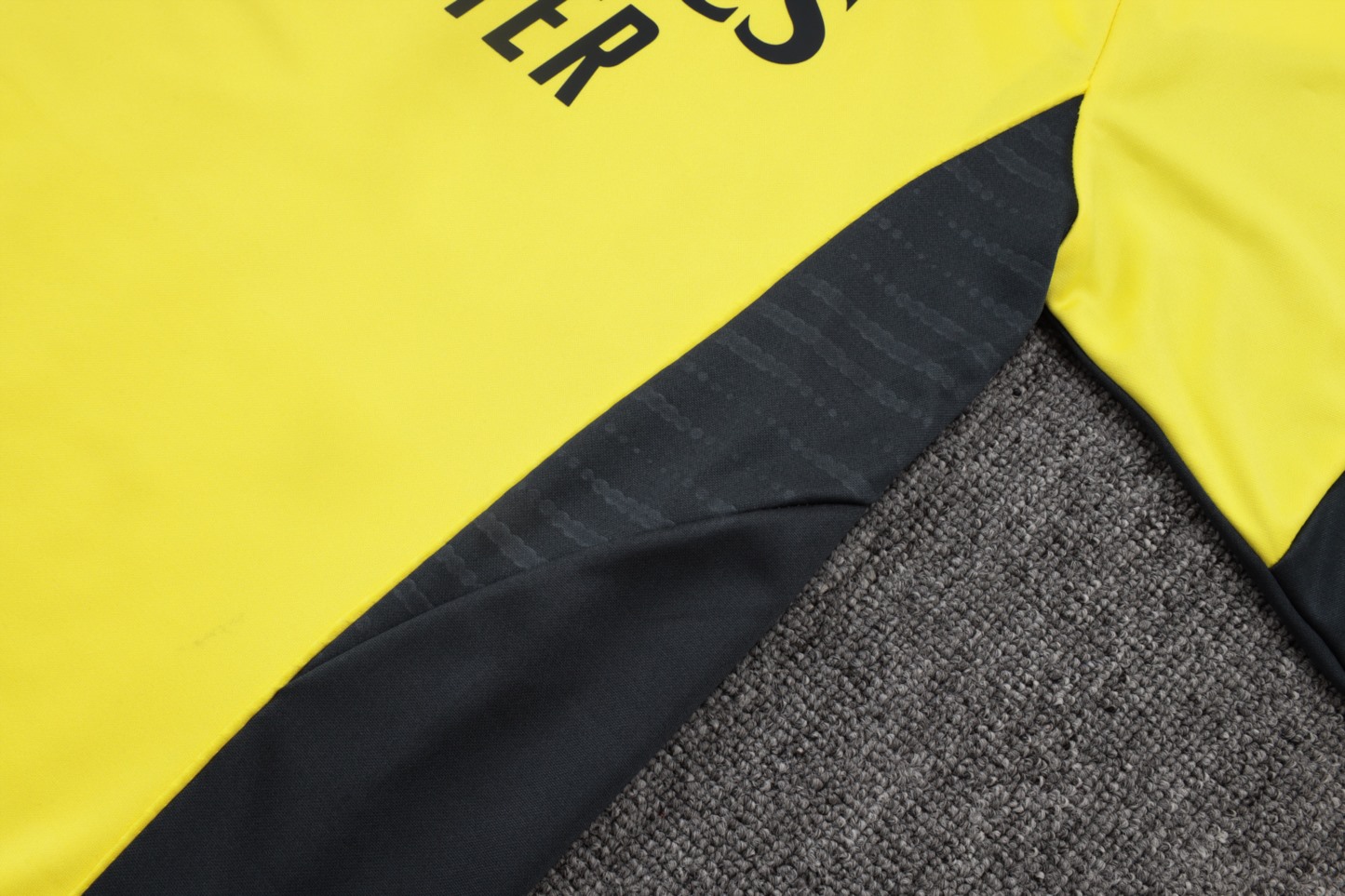 202526 Real Madrid yellow-black Long-sleeved half-pull training kit Football team kit