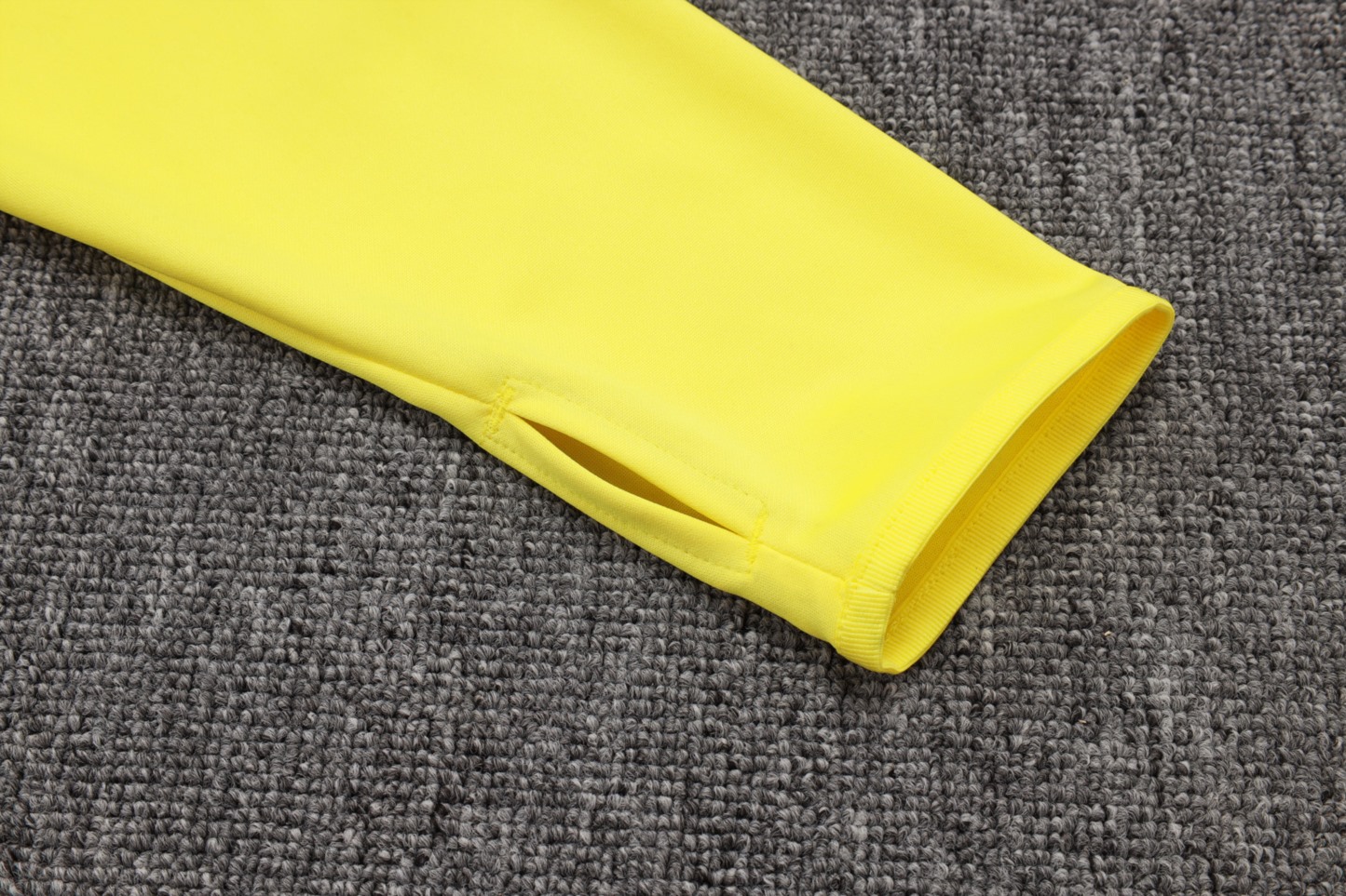 202526 Real Madrid Dark gray yellow Long-sleeved half-pull training kit Football team kit
