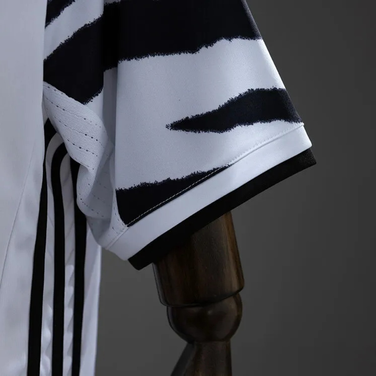 Retro Juventus 2016/17 Second Away Jersey Fan Version