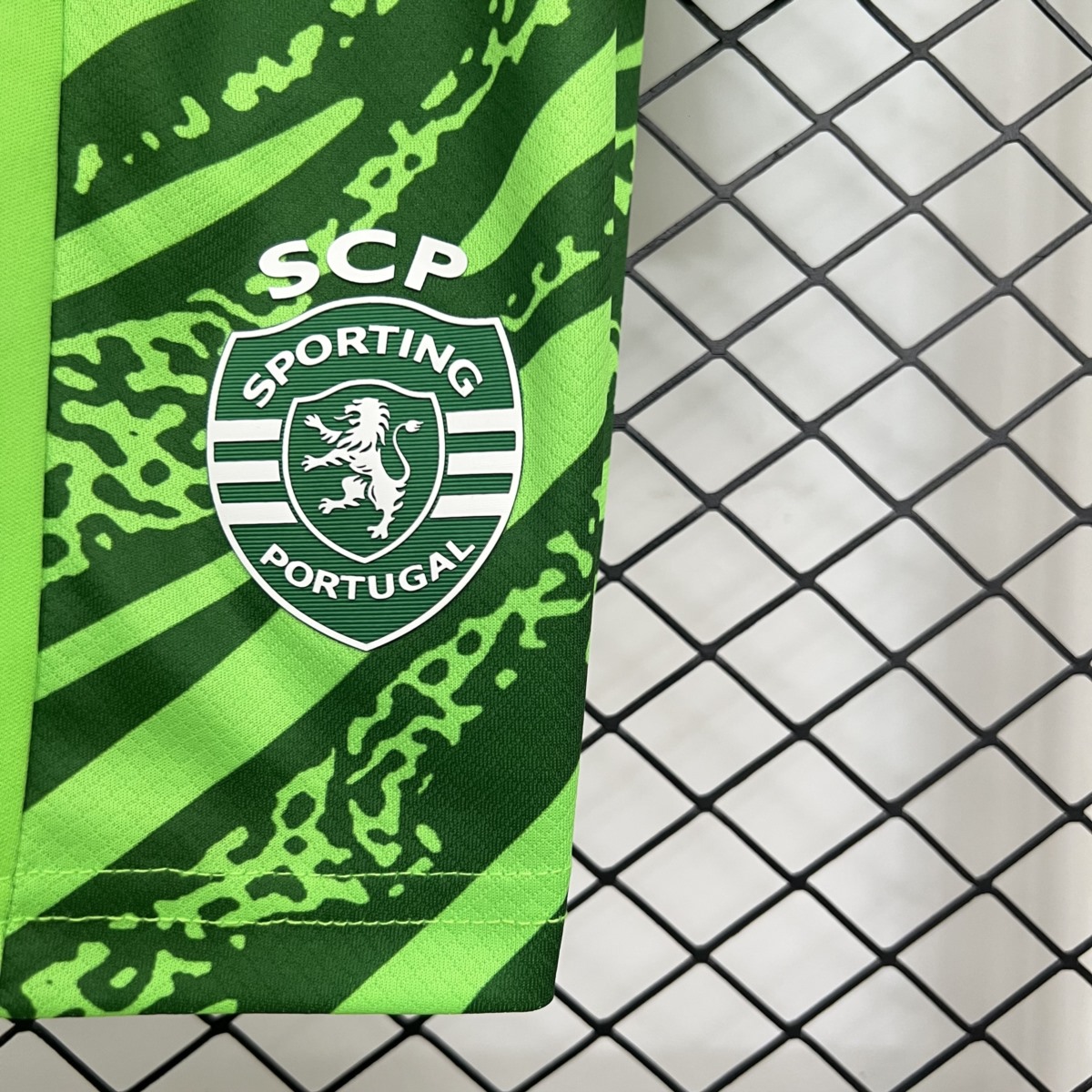 2025/26 Sporting Lisbon Goalkeeper Green jersey kids Kits size: 16-28