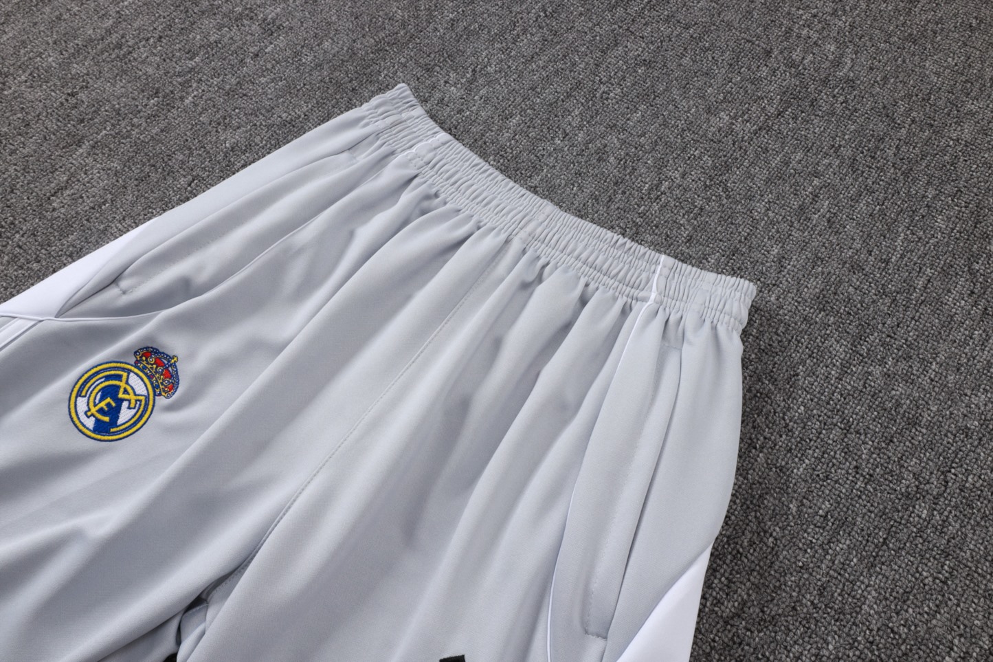 2025/26 Real Madrid off-white gray Jacket Training Suit Set Football Team Shirt Sports Fashion