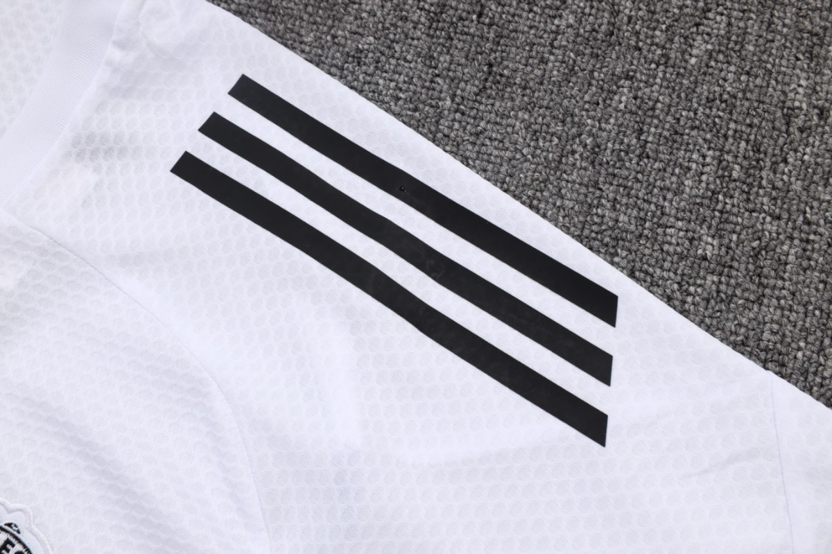 2026 Manchester United White Training Set Shirt andShorts