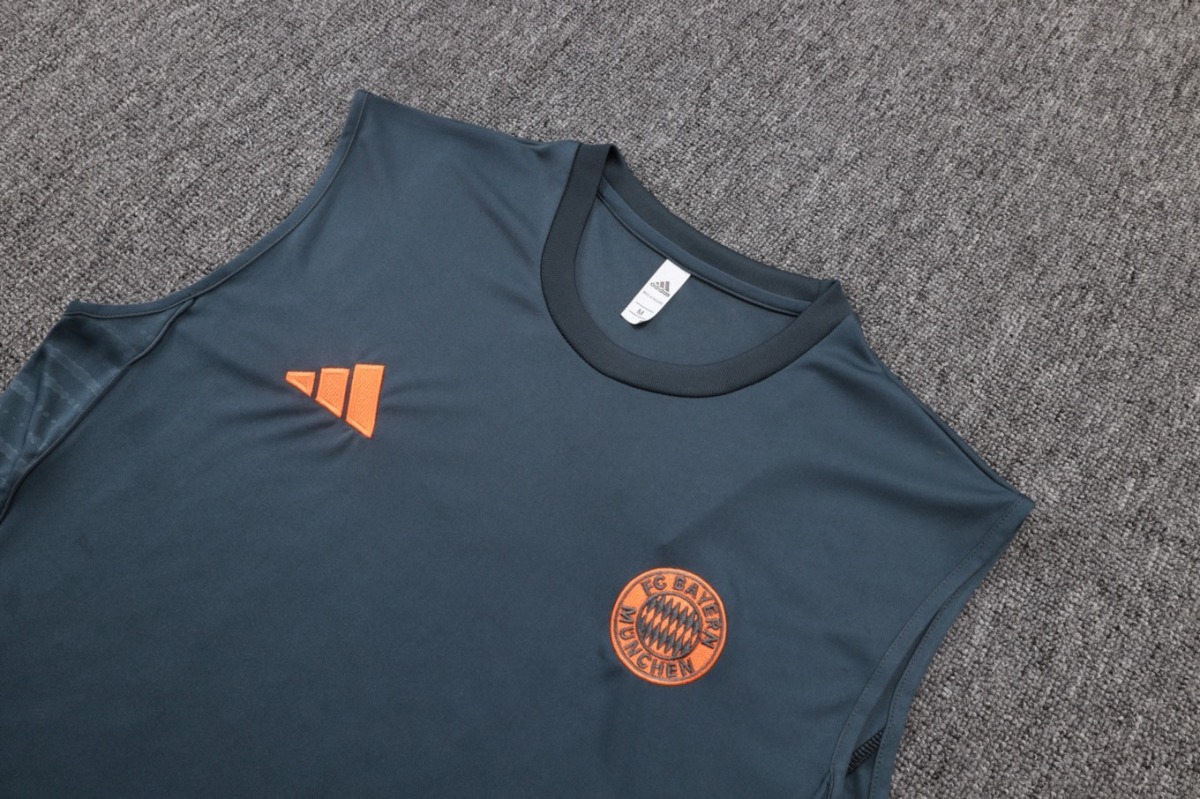 2026 Bayern Munich Dark grey Training Set Shirt and Shorts