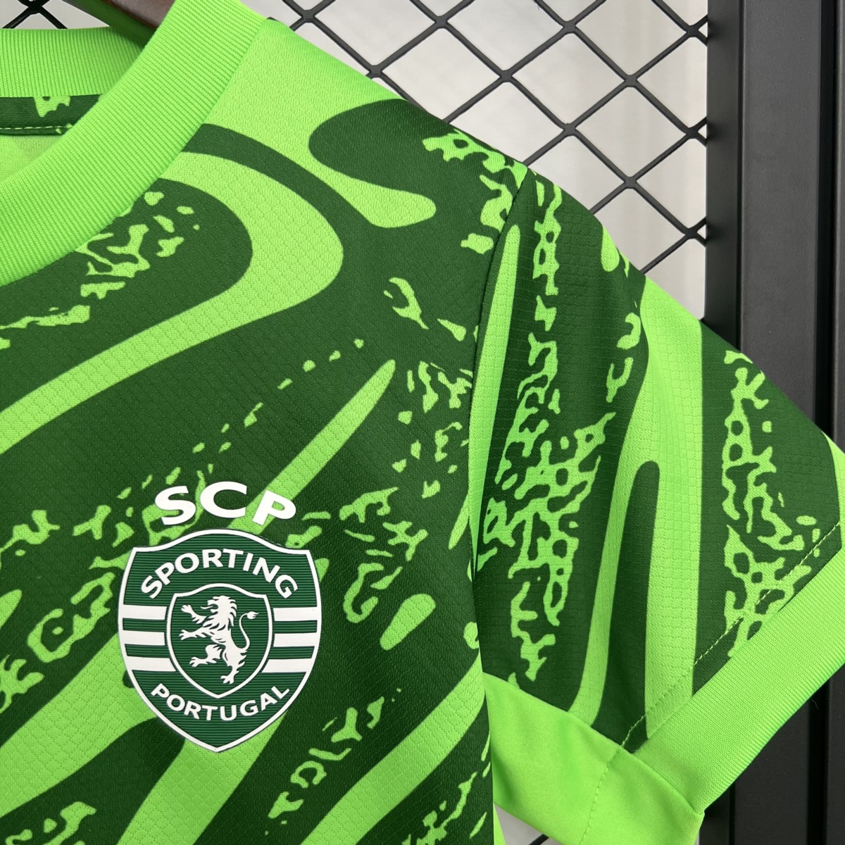 2025/26 Sporting Lisbon Goalkeeper Green jersey kids Kits size: 16-28