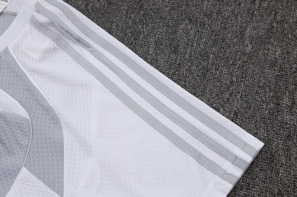 2026 Real Madrid Off-white Training Set Shirt and Shorts