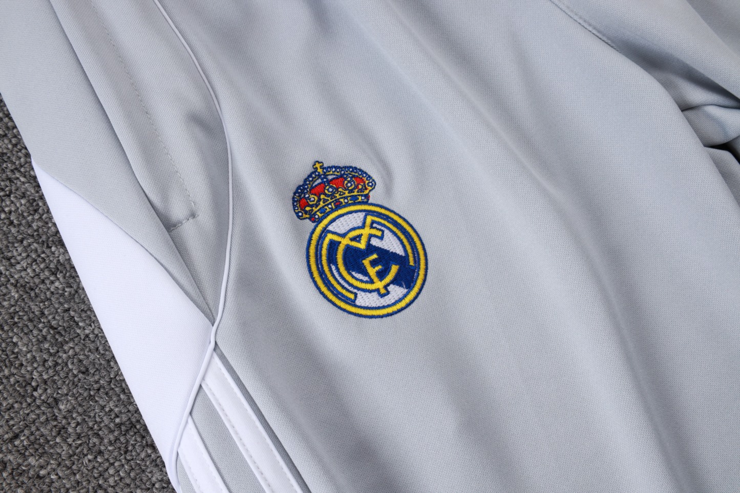 2025/26 Real Madrid off-white gray Jacket Training Suit Set Football Team Shirt Sports Fashion