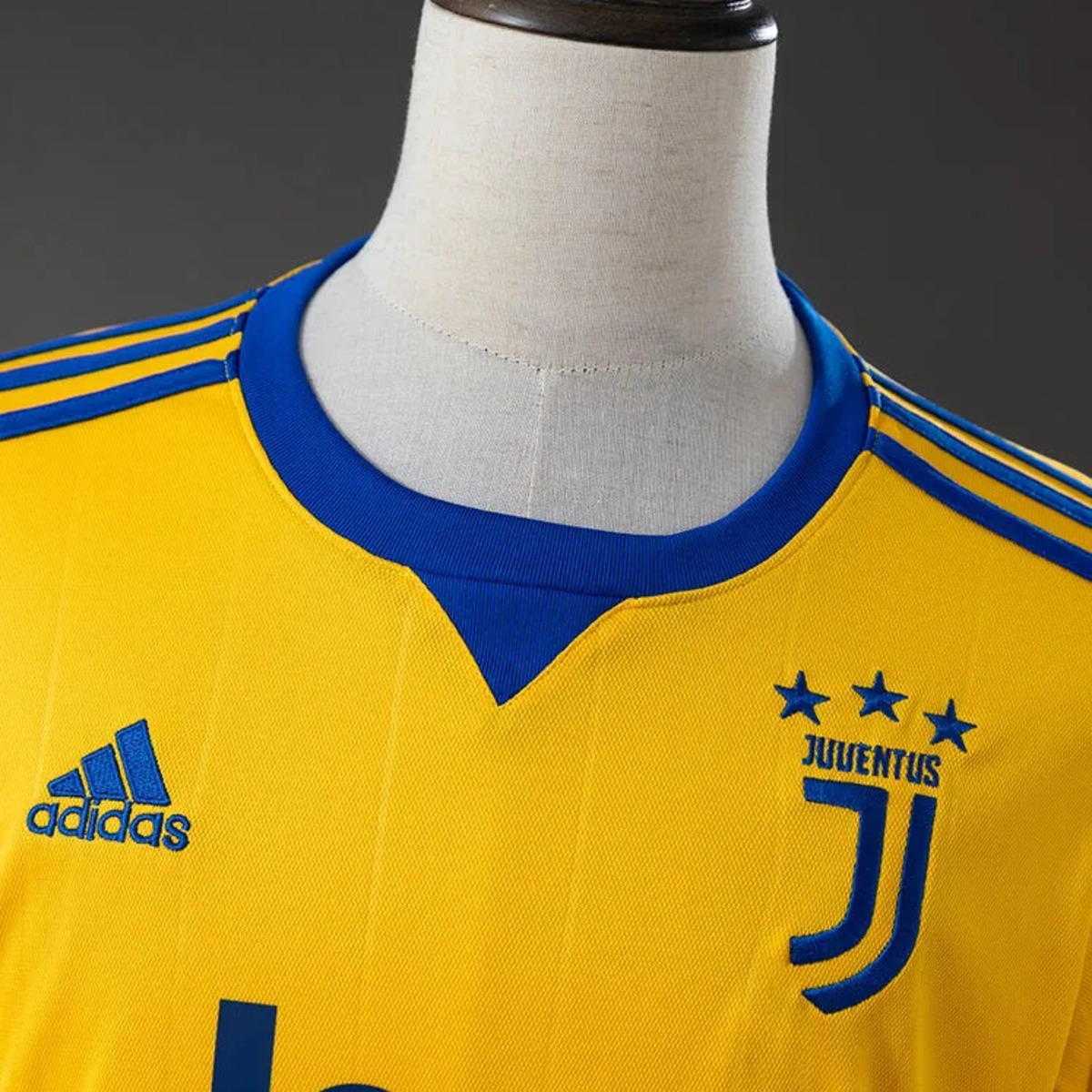 Retro Juventus 2017/18 Away Jersey Fan Version