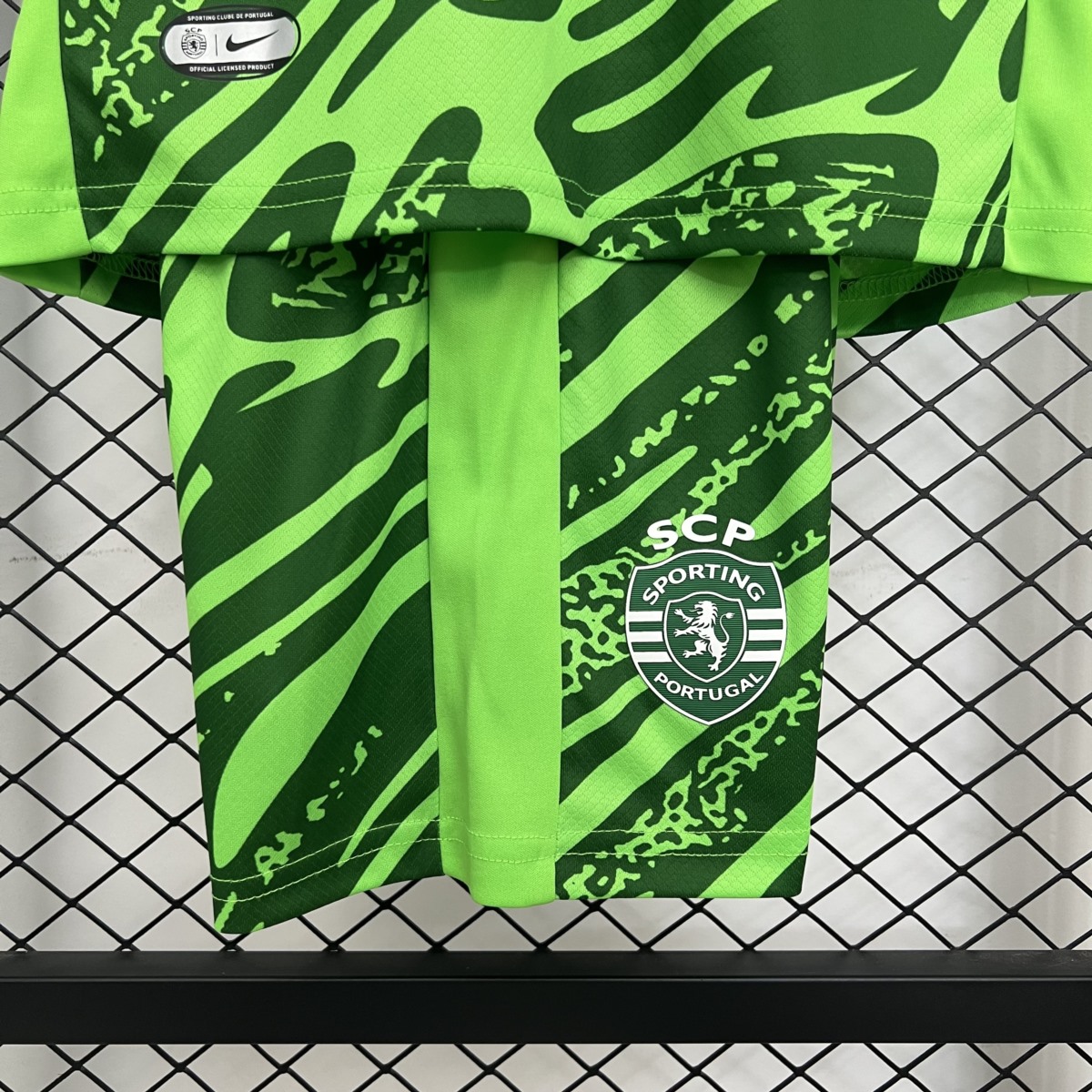 2025/26 Sporting Lisbon Goalkeeper Green jersey kids Kits size: 16-28