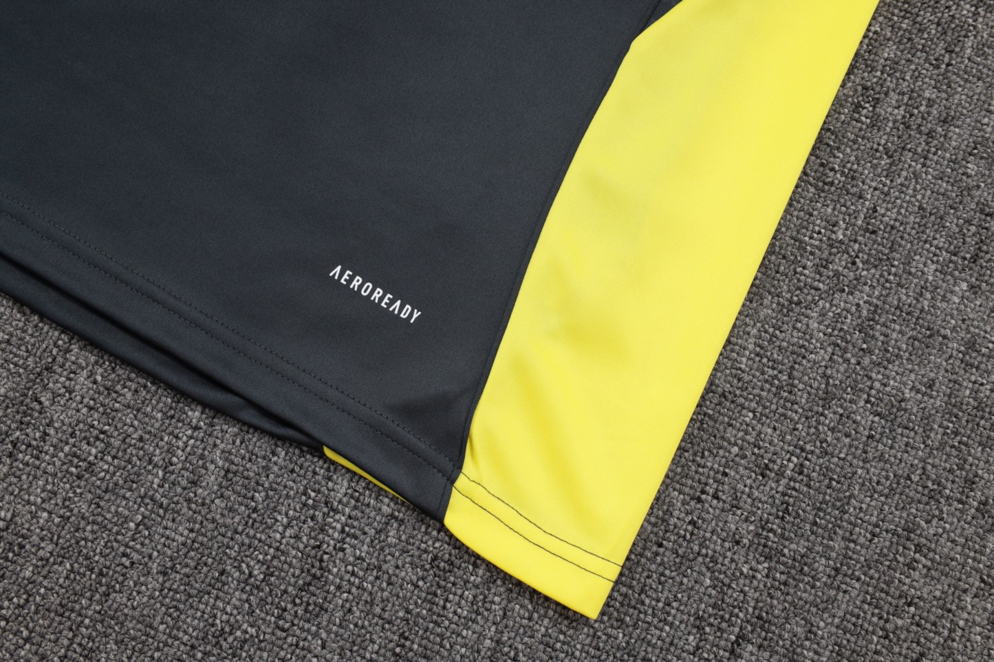 202526 Real Madrid Dark gray yellow Long-sleeved half-pull training kit Football team kit
