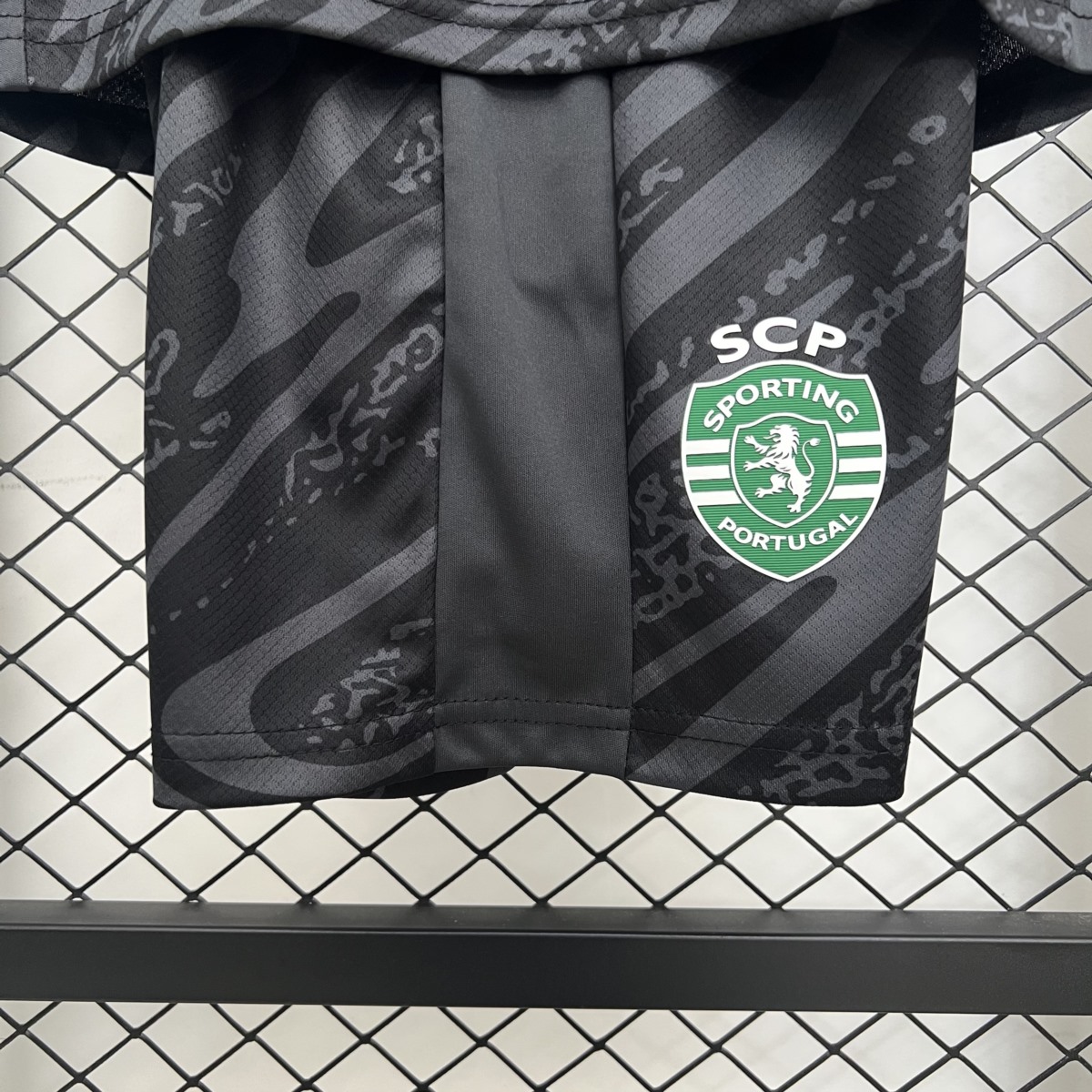 2025/26 Sporting Lisbon Goalkeeper Black jersey kids Kits size: 16-28