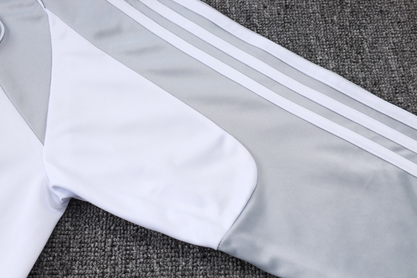 202526 Real Madrid Grey Long-sleeved half-pull training kit Football team kit