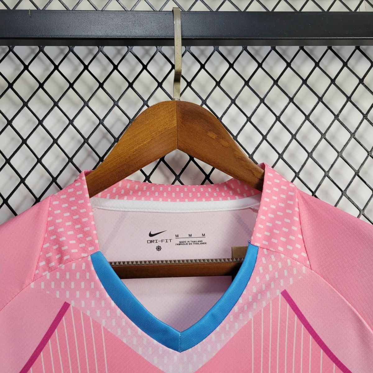 2025/26 PSG Training Pink jersey Fan version