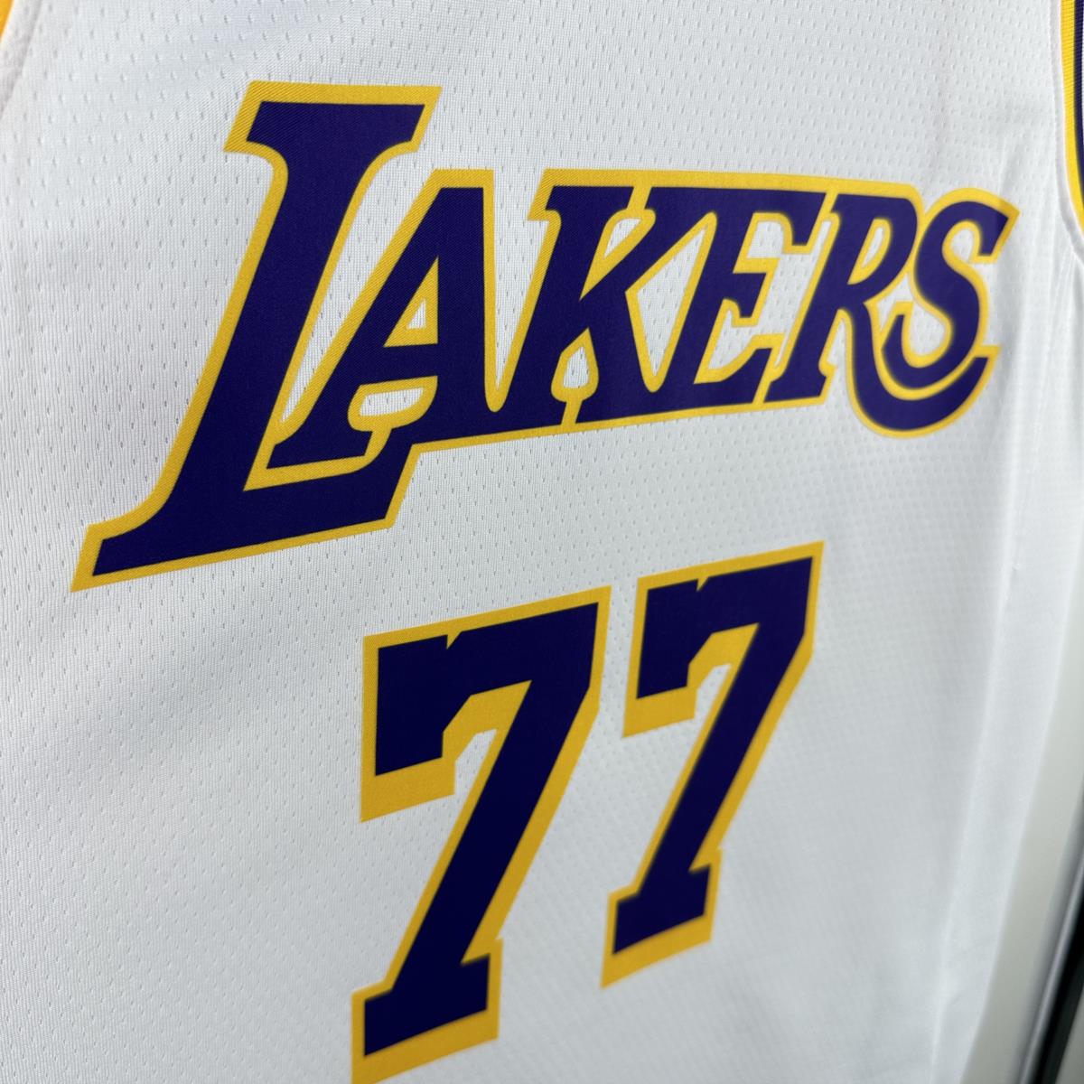 NBA Los Angeles Lakers Dončić#77 2025 White Association Edition Swingman Jersey S-XXL