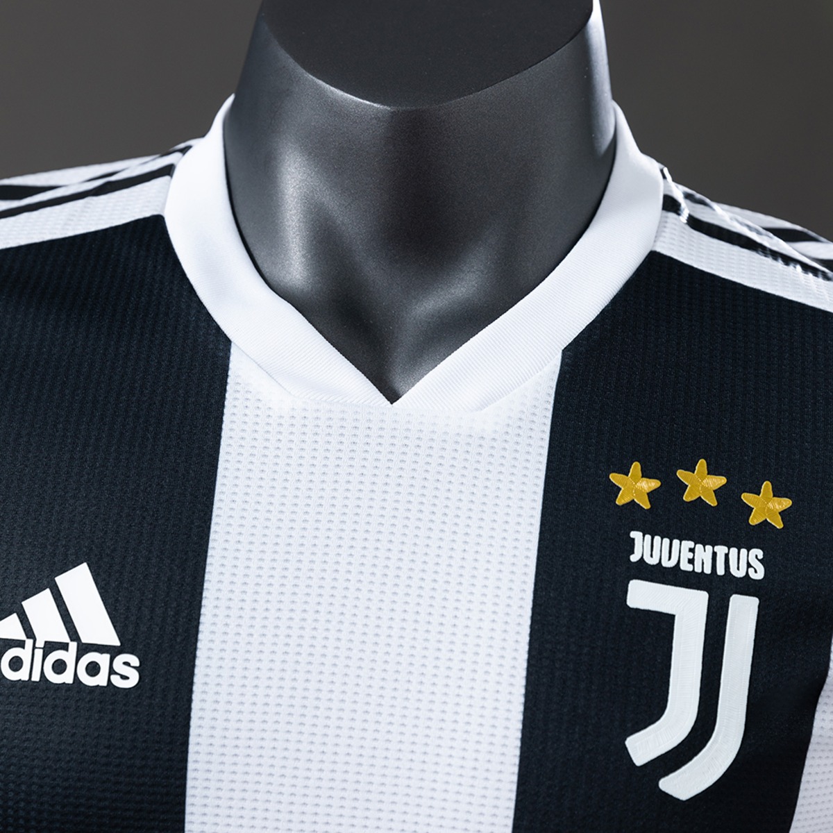 Retro Juventus 2018/19 Home jersey Player Version