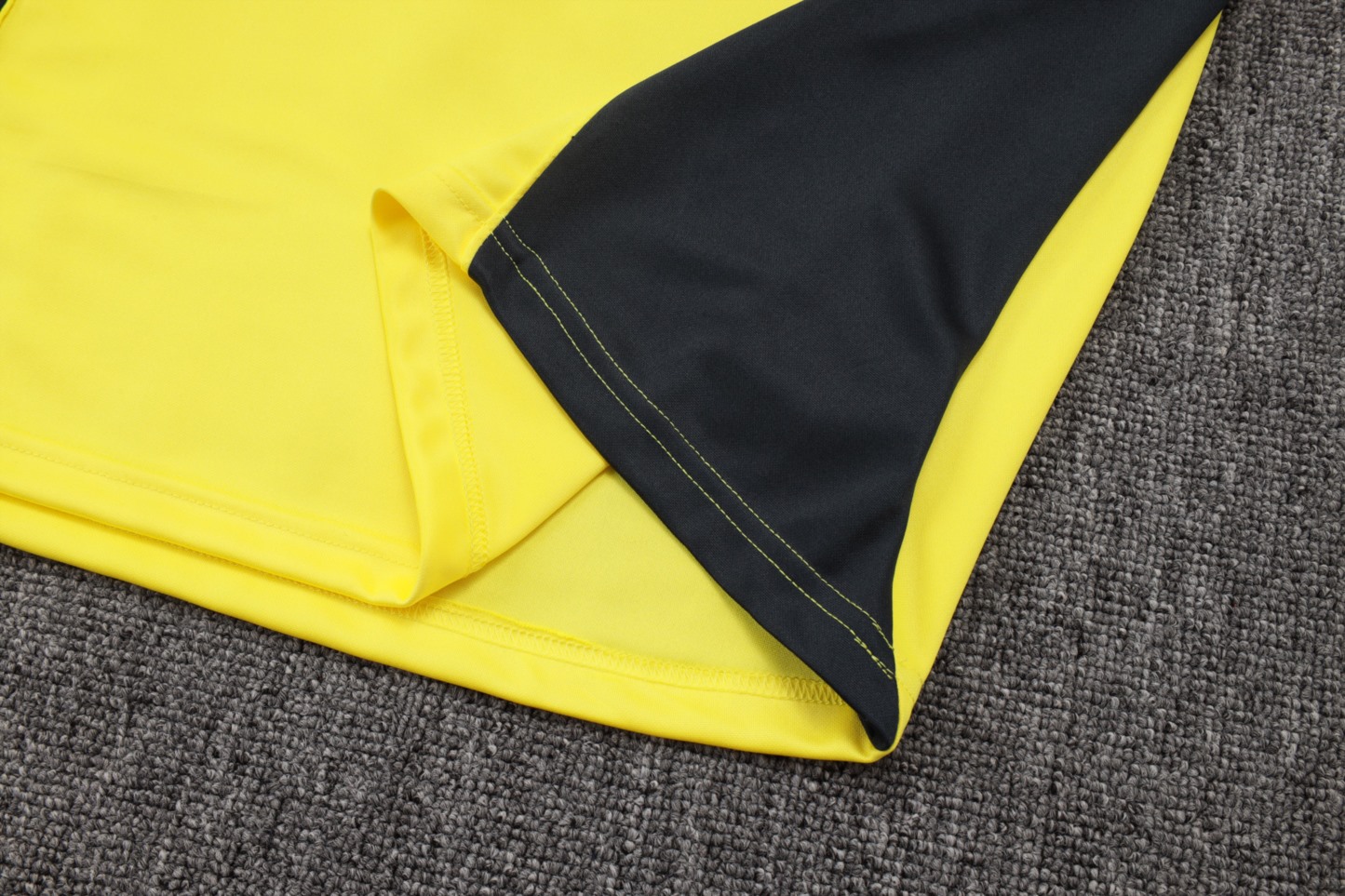 202526 Real Madrid yellow-black Long-sleeved half-pull training kit Football team kit