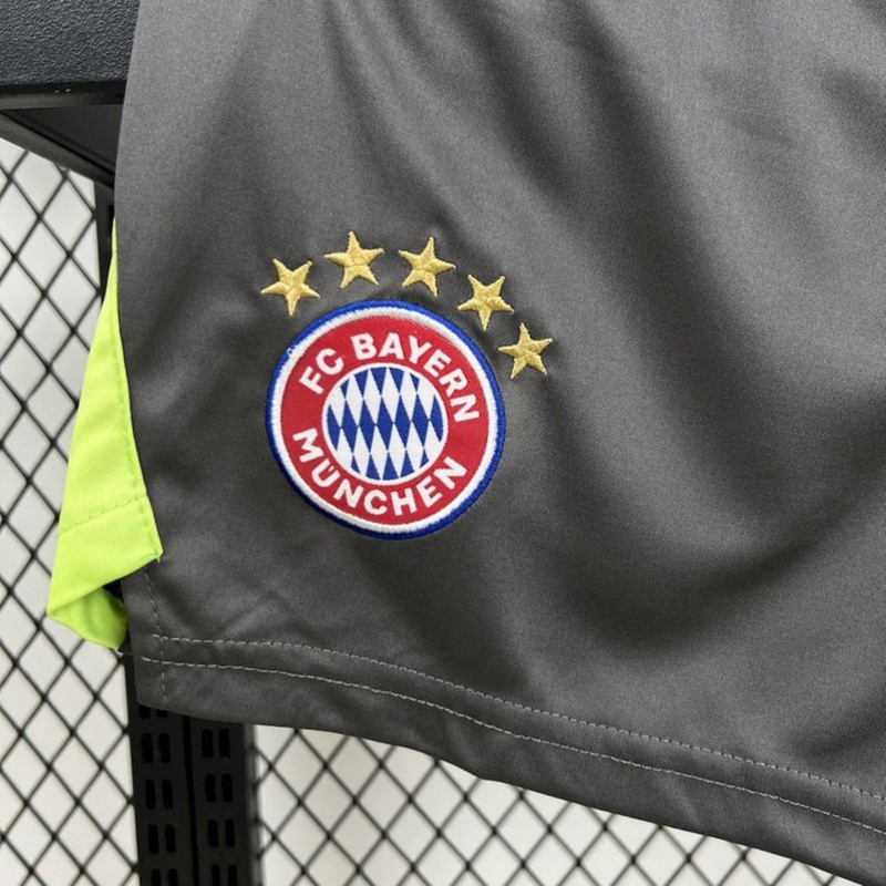 2025/26 Bayern Munich Black Goalkeeper jersey kids Kits size: 16-28