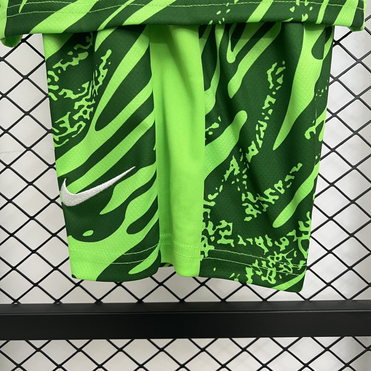 2025/26 Sporting Lisbon Goalkeeper Green jersey kids Kits size: 16-28