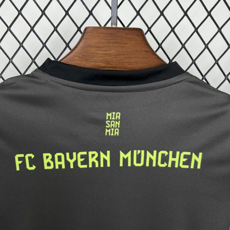 2025/26 Bayern Munich Black Goalkeeper jersey kids Kits size: 16-28