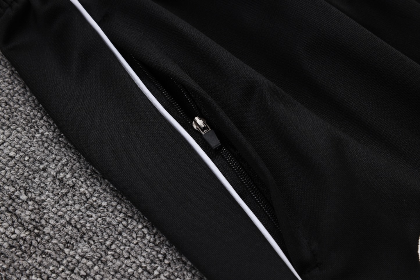 202526 Ajax white-black Long-sleeved half-pull training kit Football team kit