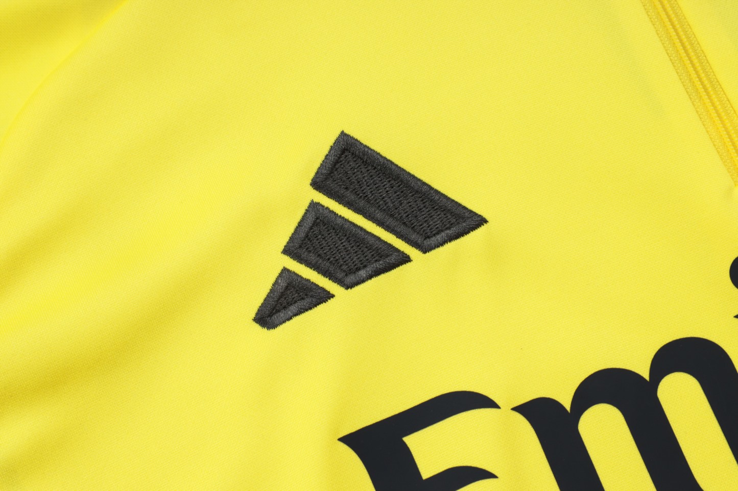202526 Real Madrid yellow-black Long-sleeved half-pull training kit Football team kit