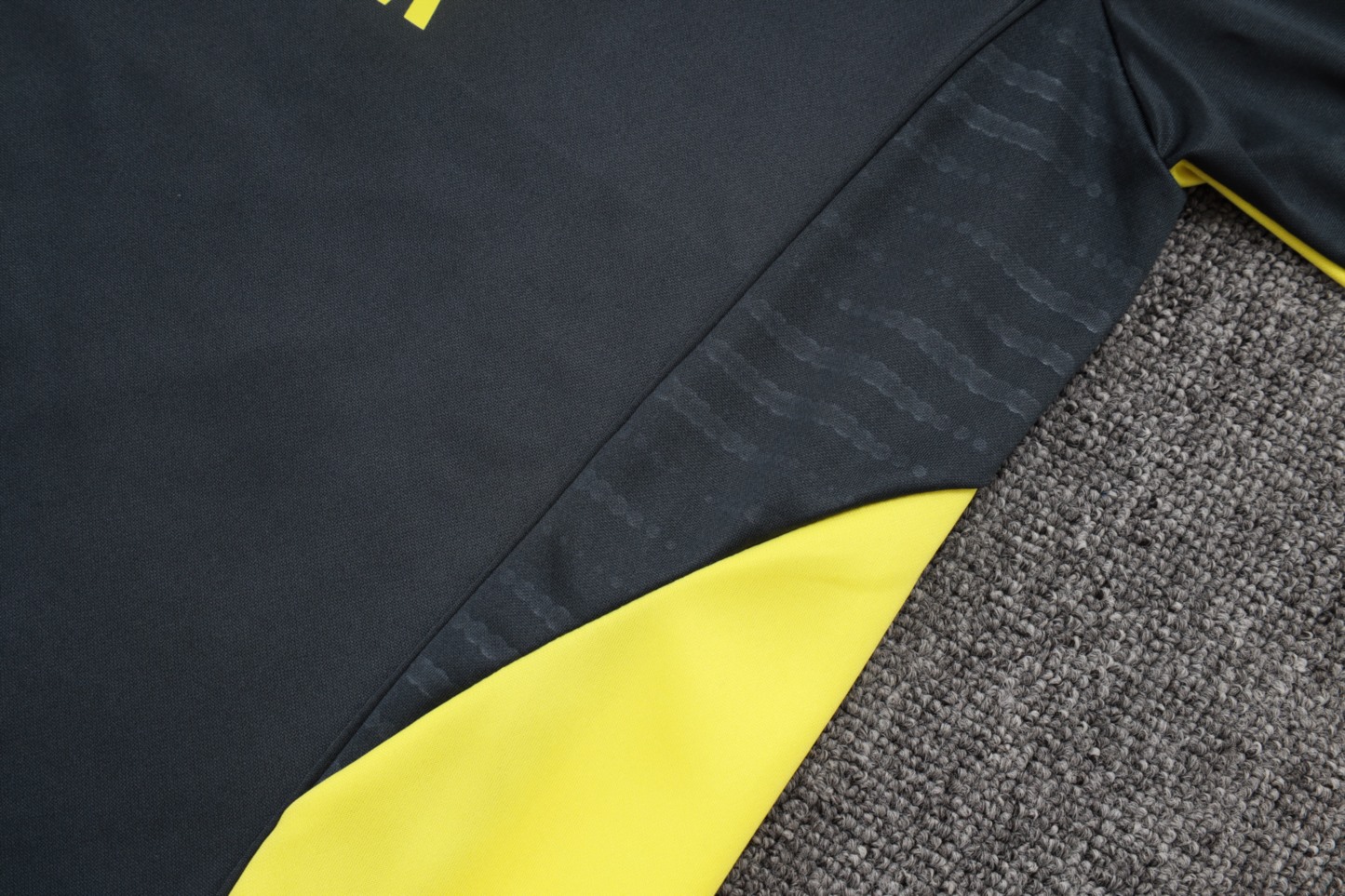 202526 Real Madrid Dark gray yellow Long-sleeved half-pull training kit Football team kit