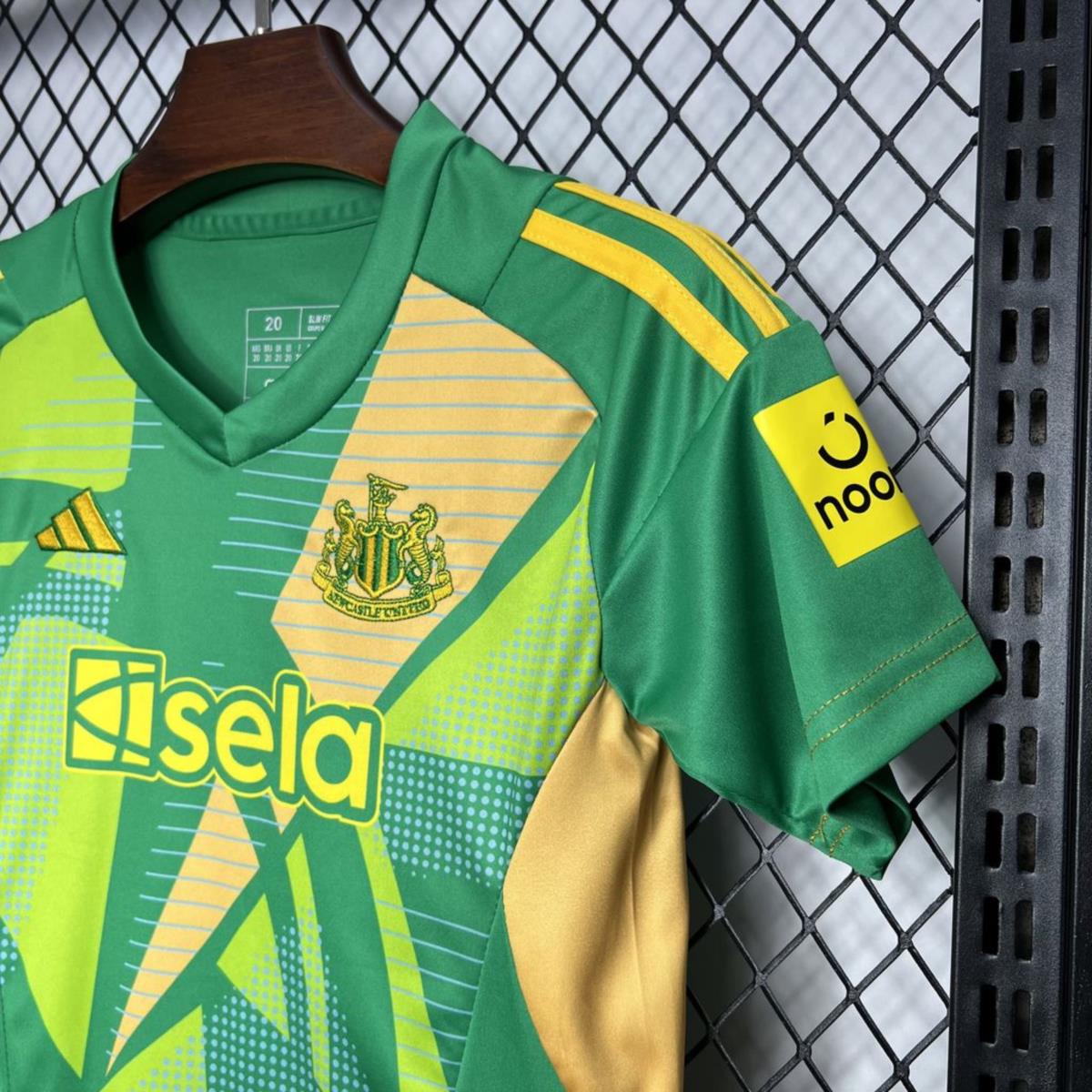 2024/25 Newcastle United Spur Goalkeeper jersey Kid Kits Size 16-28