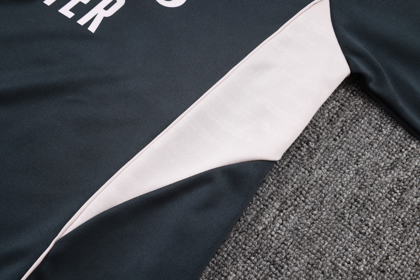 202526 Real Madrid dark gray Long-sleeved half-pull training kit Football team kit
